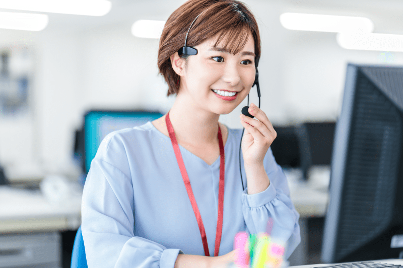 コールセンター対応している女性